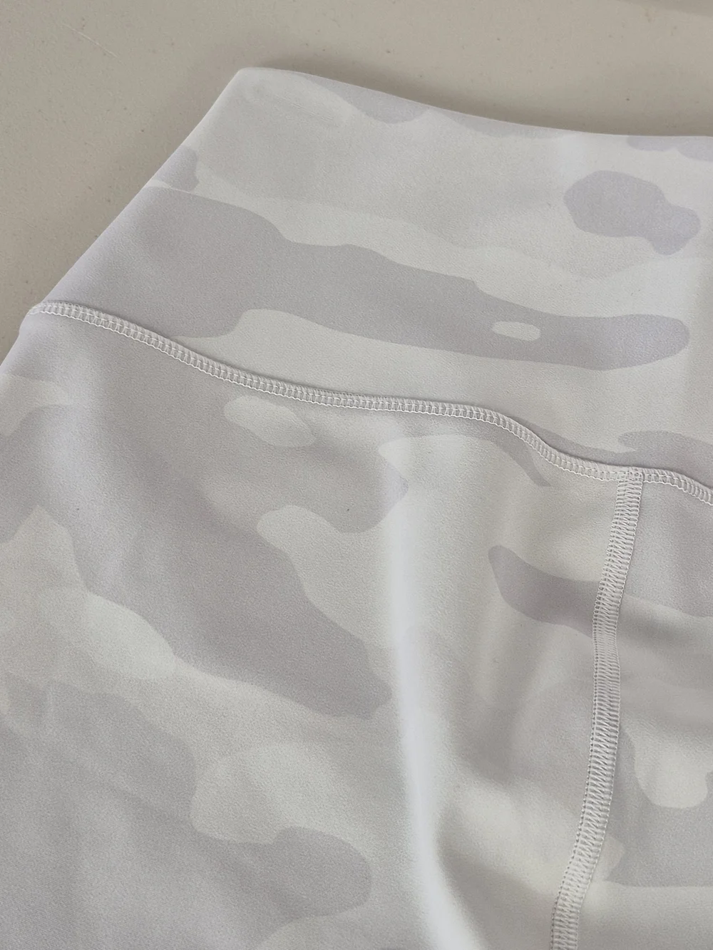 Alo Yoga High-Waist Vapor Leggings White Camouflage - Size M
